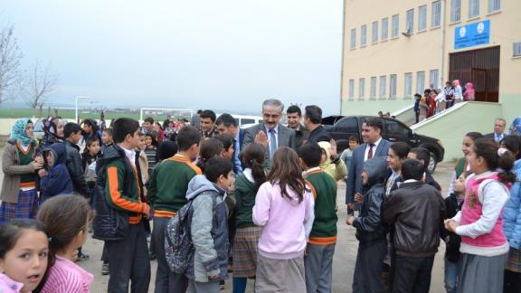 İlçe Kaymakamımız, İlçe Milli Eğitim Müdürümüz ve Yanlarındaki Heyetle beraber Mehmet Merdanoğlu Okulunu Ziyaret ettiler.