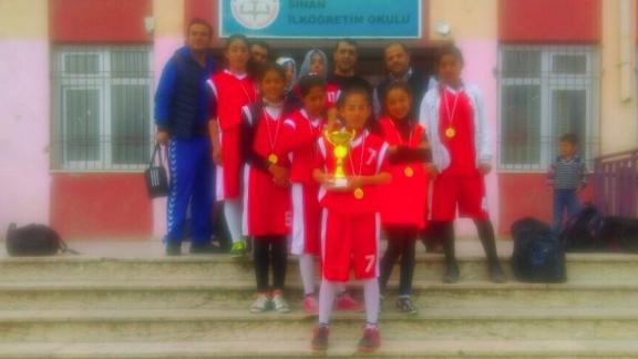 İlçe Kaymakamlığımızın Düzenlediği Yıldızlar Basketbol Kızlar Turnuvasında Sinan Ortaokulu 1´inci Oldu.