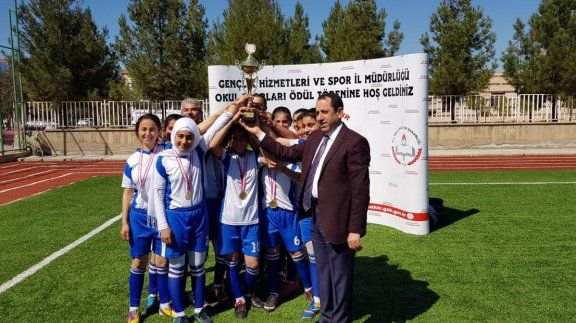 Ambar Ortaokulu Futbol Takımımız Yıldız kızlar kategorisinde Diyarbakır İl Birincisi Oldu