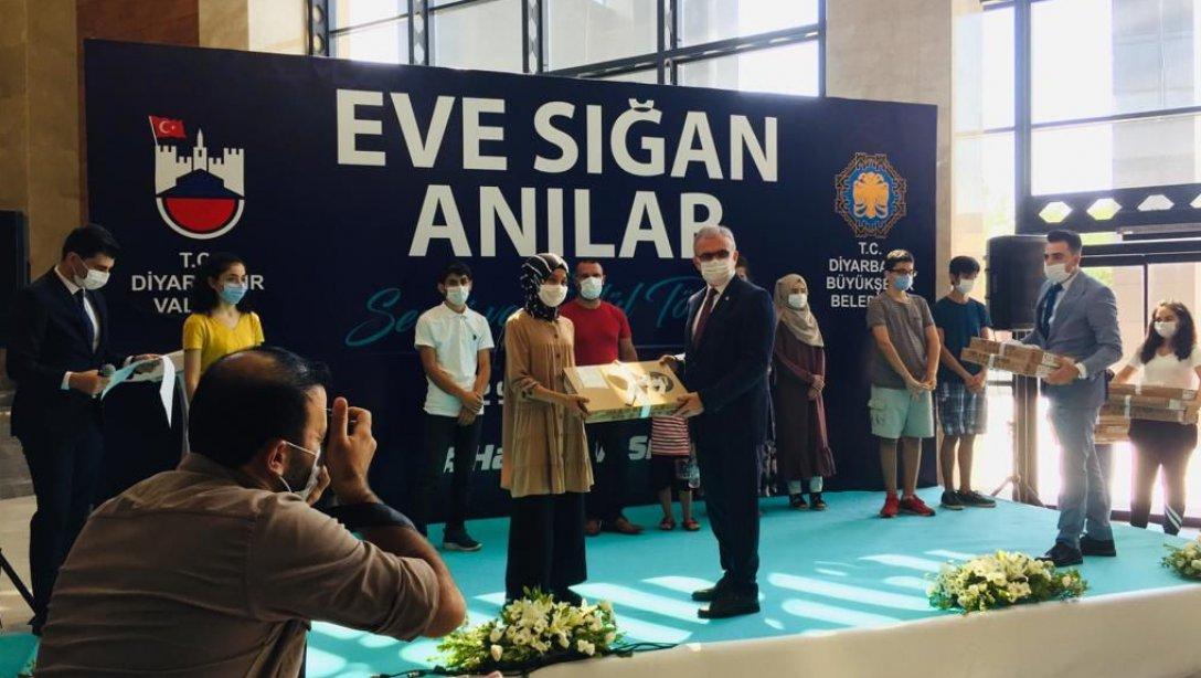 EVE SIĞAN ANILAR SERGİLENDİ.